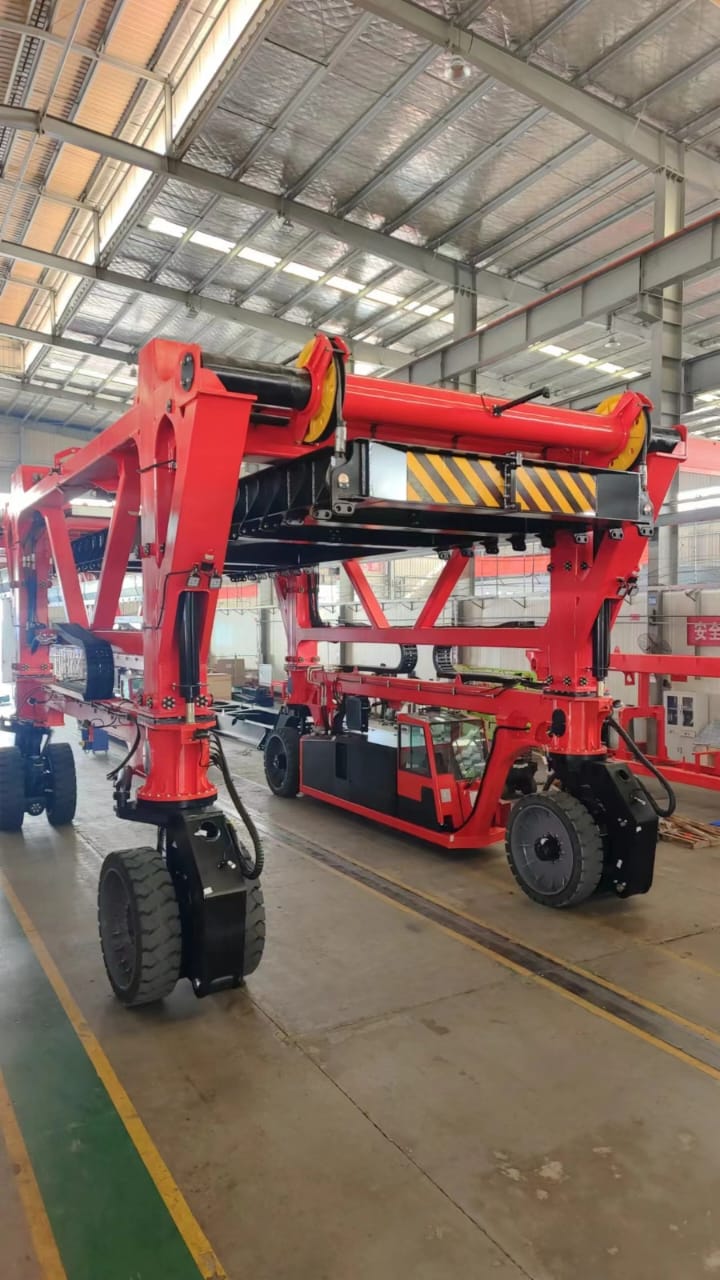 Straddle Carrier